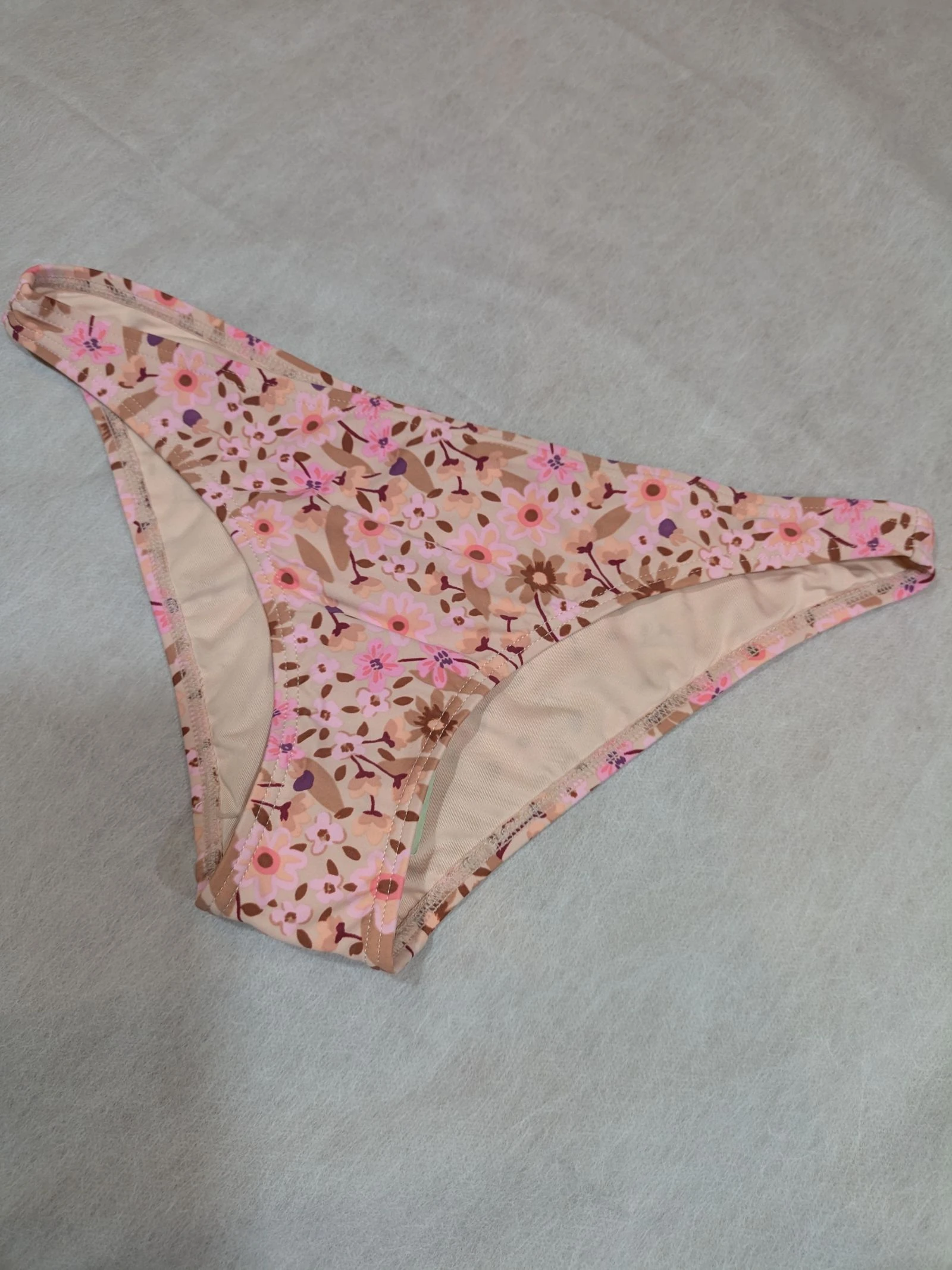Braguita de bikini de talle bajo con estampado floral en tonos melocotón y marrón. Talla 40 de Green Coast 